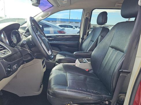 Used 2016 Chrysler Town & Country Touring image 7