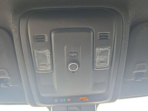 Used 2025 Chevrolet Suburban Z71 AWD/4WD image 24