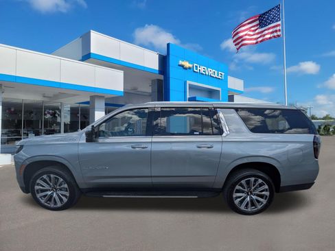 Used 2025 Chevrolet Suburban High Country AWD/4WD image 6