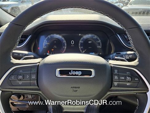 New 2025 Jeep Grand Cherokee Altitude image 22