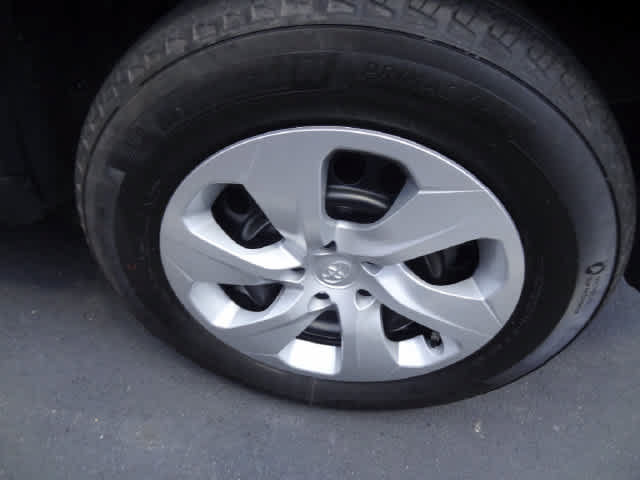 Used 2025 Toyota RAV4 LE AWD/4WD image 11