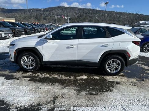 Certified 2025 Hyundai Tucson SE image 2