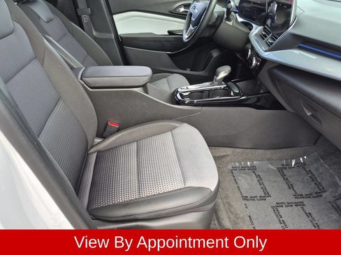 Used 2025 Chevrolet Trax LT w/ LT Convenience Package FWD image 30