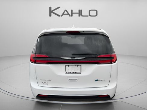 Used 2022 Chrysler Pacifica Touring-L FWD image 4