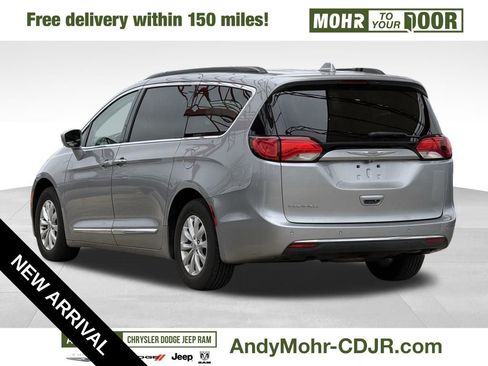 Used 2018 Chrysler Pacifica Touring-L image 5