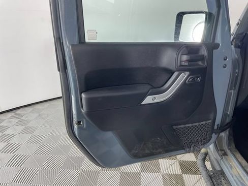 Used 2015 Jeep Wrangler Unlimited Rubicon w/ Connectivity Group AWD/4WD image 12