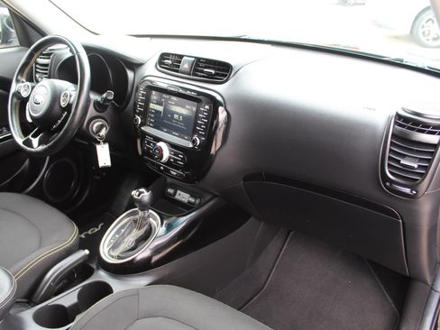Used 2015 Kia Soul + w/ Audio Package FWD image 17