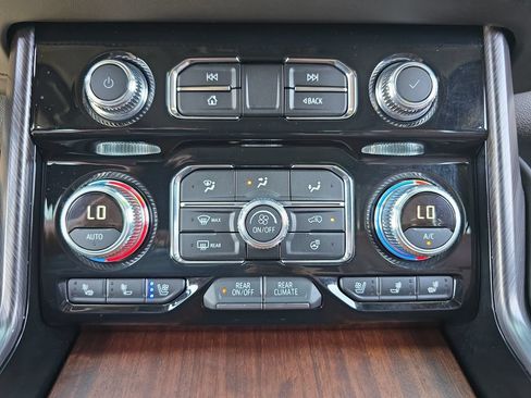 Used 2024 GMC Yukon Denali Ultimate AWD/4WD image 29