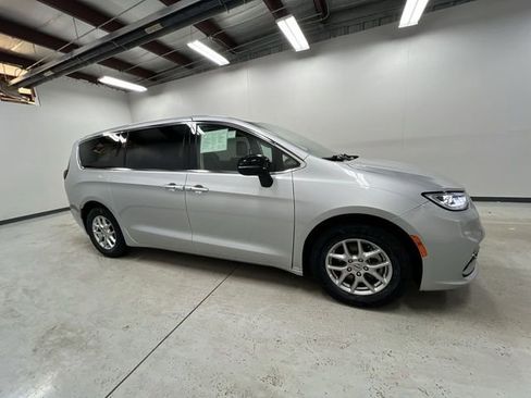Used 2024 Chrysler Pacifica Touring-L image 9