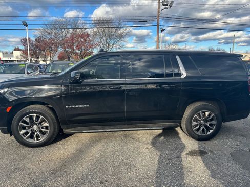 Used 2022 Chevrolet Suburban LT w/ Luxury Package image 7