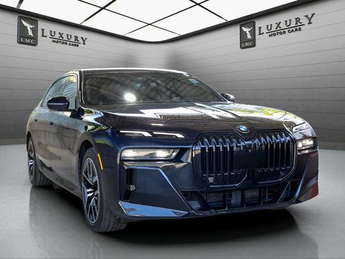 Used 2023 BMW 760i xDrive AWD/4WD image 1