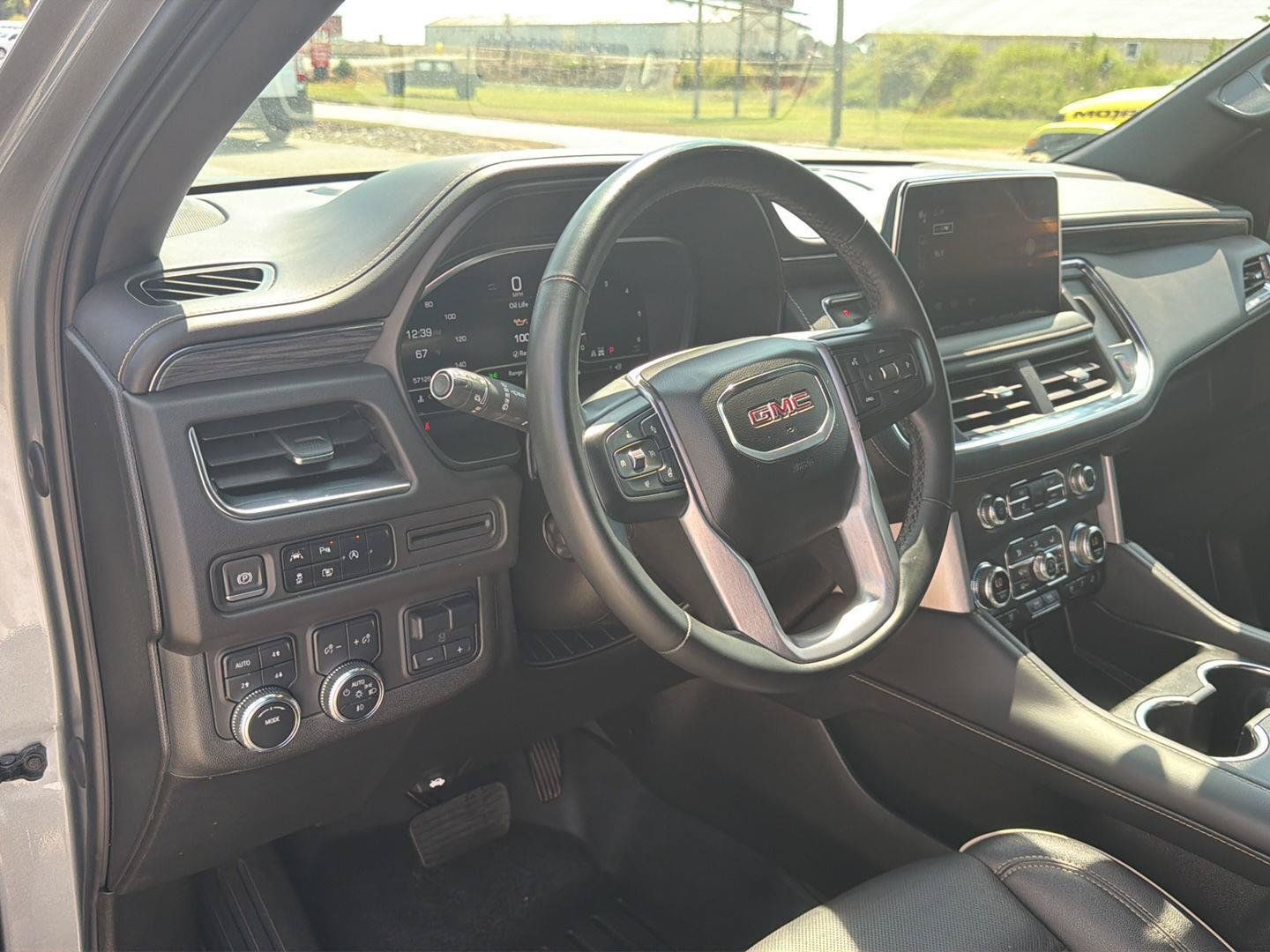 Used 2023 GMC Yukon XL SLT w/ SLT Premium Package AWD/4WD image 17