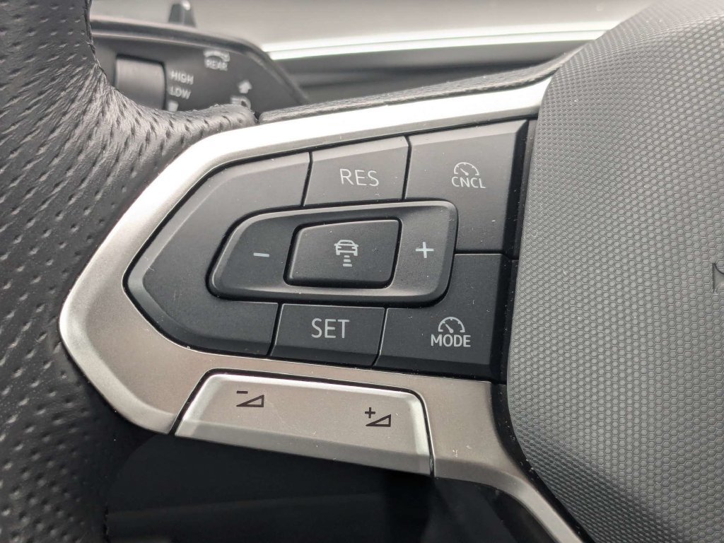 Certified 2026 Volkswagen Tiguan SE R-Line FWD image 32