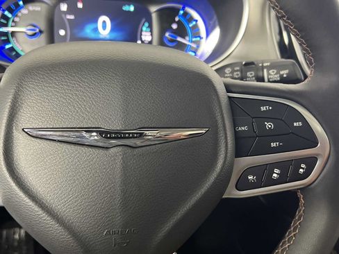 Used 2025 Chrysler Pacifica Pinnacle FWD image 34