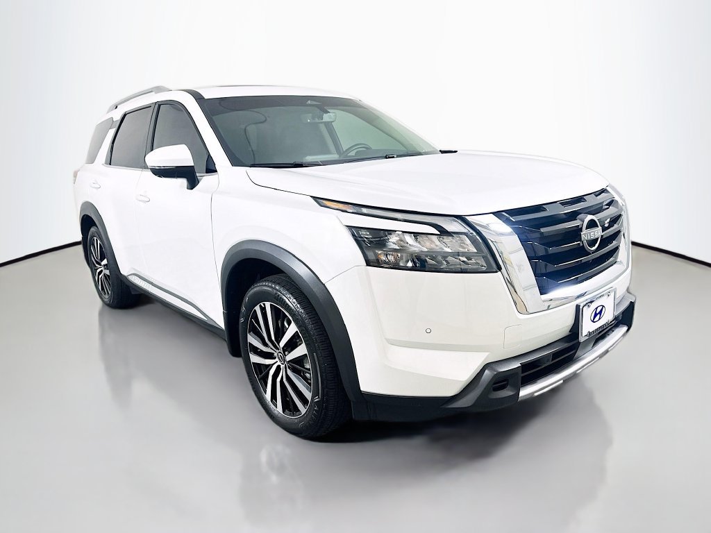 Used 2025 Nissan Pathfinder Platinum FWD image 3