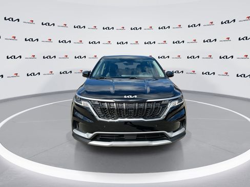 Used 2023 Kia Carnival EX image 3