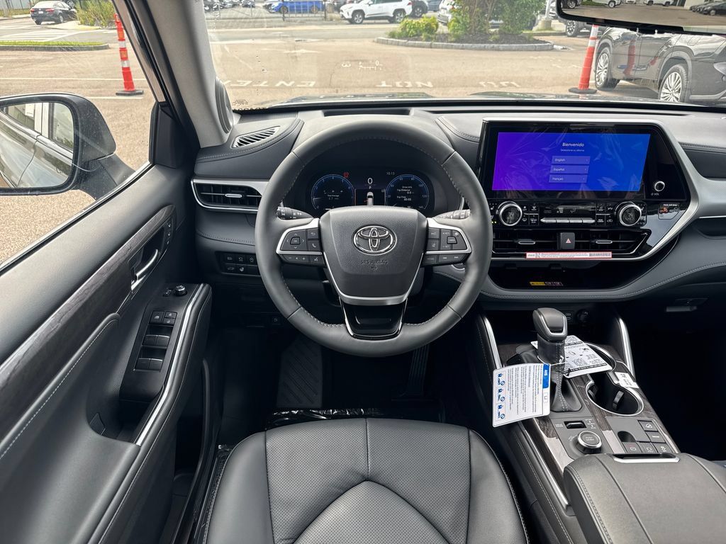 New 2026 Toyota Highlander Platinum AWD/4WD image 13