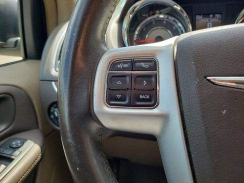 Used 2014 Chrysler Town & Country Touring-L FWD image 24