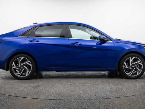 Used 2025 Hyundai Elantra Limited FWD image 11