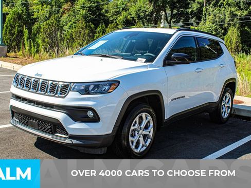 Used 2024 Jeep Compass Latitude AWD/4WD image 2