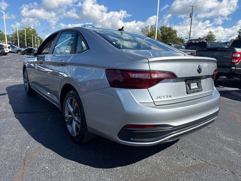 Used 2024 Volkswagen Jetta SE FWD image 9