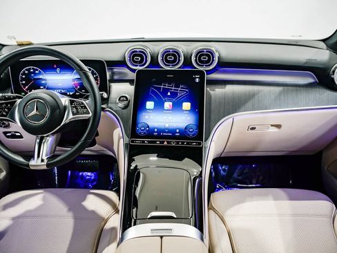 Used 2025 Mercedes-Benz GLC 300 image 11