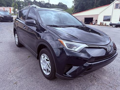 Used 2018 Toyota RAV4 LE FWD image 8
