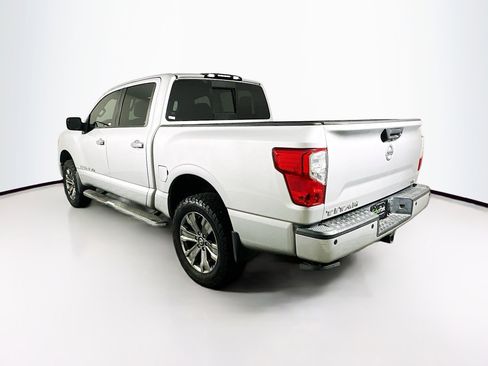 Used 2018 Nissan Titan SV w/ SV Convenience Package image 5