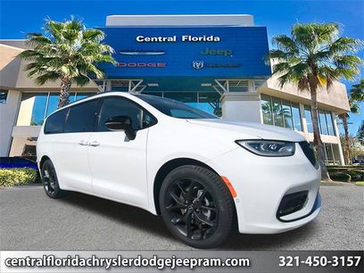 New 2026 Chrysler Pacifica Select w/ S Appearance Package