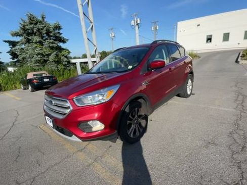 Certified 2018 Ford Escape SE w/ SE Sync 3 Package AWD/4WD image 5