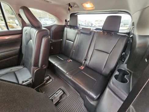 Used 2021 Toyota Highlander Limited image 15