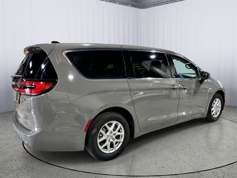 Used 2023 Chrysler Pacifica Touring-L FWD image 6