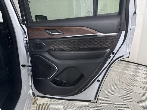 Used 2025 Jeep Grand Cherokee Summit image 27