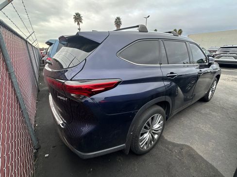 Used 2023 Toyota Highlander Platinum image 3