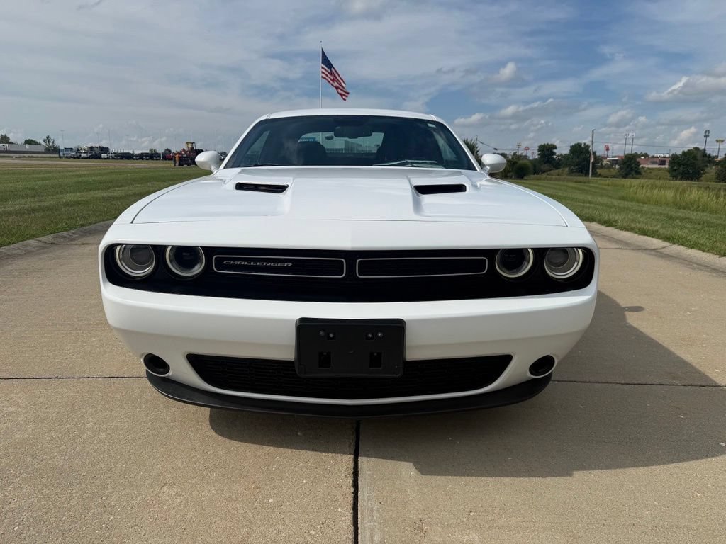 Used 2016 Dodge Challenger SXT w/ Driver Convenience Group RWD image 10