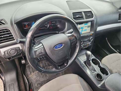 Used 2017 Ford Explorer XLT w/ Equipment Group 202A FWD image 10