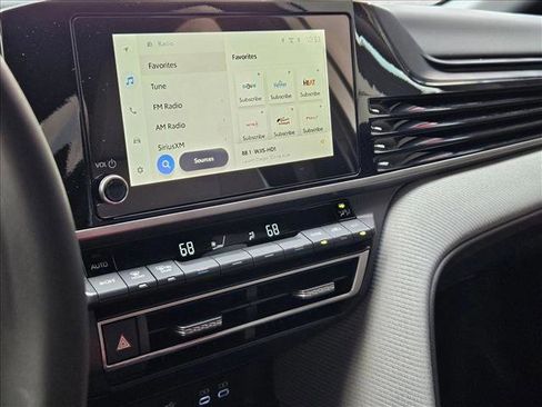 Used 2025 Toyota Camry SE image 14