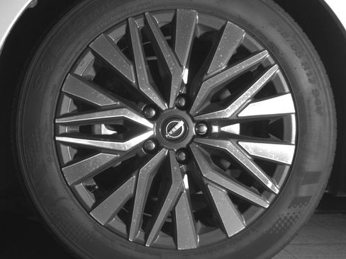 Used 2025 Nissan Altima 2.5 SV FWD image 12
