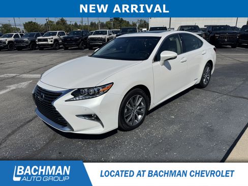 Used 2016 Lexus ES 300h w/ Luxury Package w/Wood Trim FWD image 3