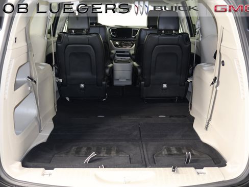 Used 2023 Chrysler Pacifica Touring-L image 19