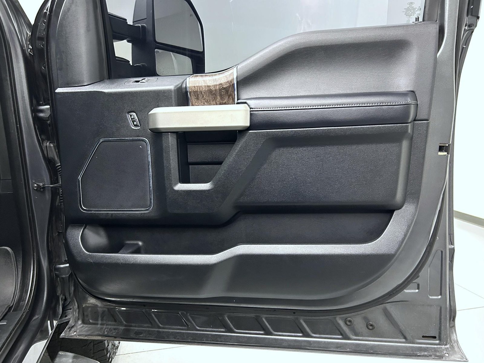 Used 2019 Ford F250 Lariat w/ Lariat Value Package AWD/4WD image 16