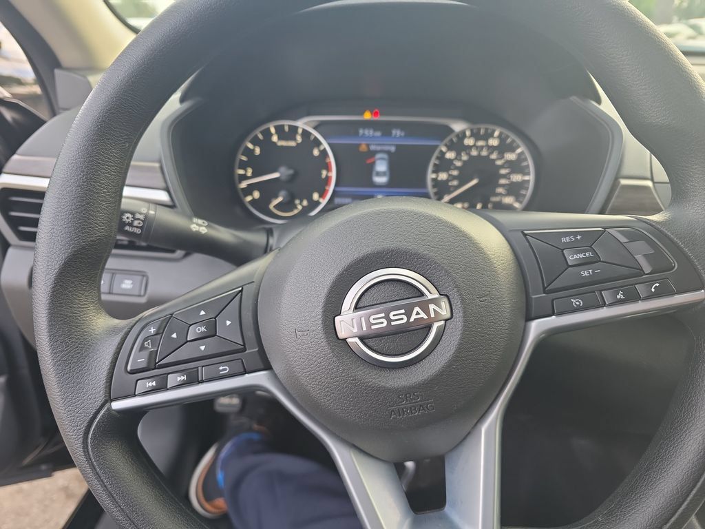 Used 2025 Nissan Altima 2.5 SV FWD image 13