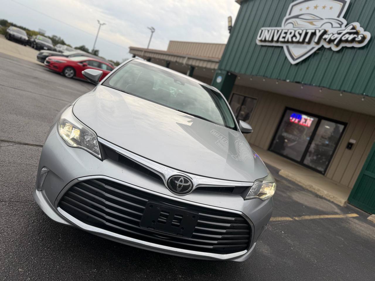 Used 2018 Toyota Avalon Limited w/ All Weather Liner Package FWD image 9