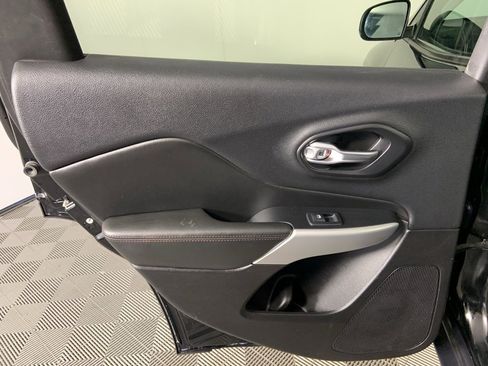 Used 2018 Jeep Cherokee Trailhawk w/ Quick Order Package 27L image 25