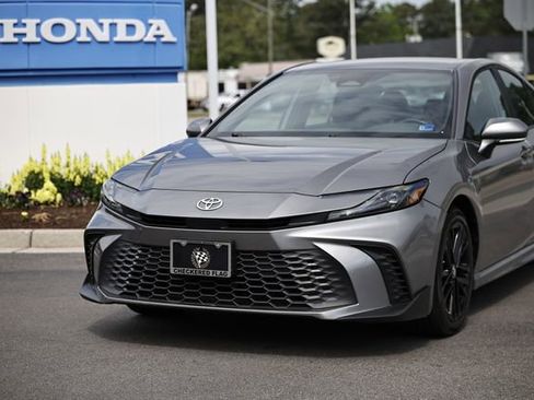 Used 2025 Toyota Camry SE FWD image 2