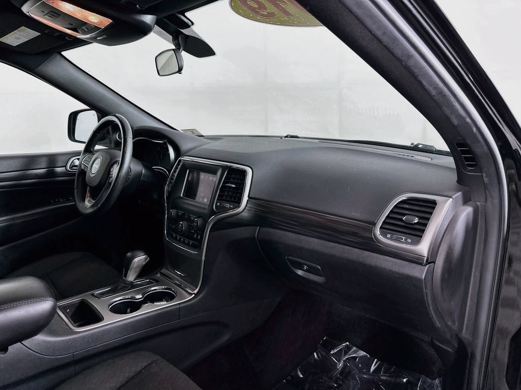 Used 2019 Jeep Grand Cherokee Laredo w/ Security & Convenience Group AWD/4WD image 36