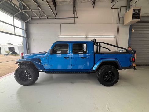 Used 2025 Jeep Gladiator Sport AWD/4WD image 8