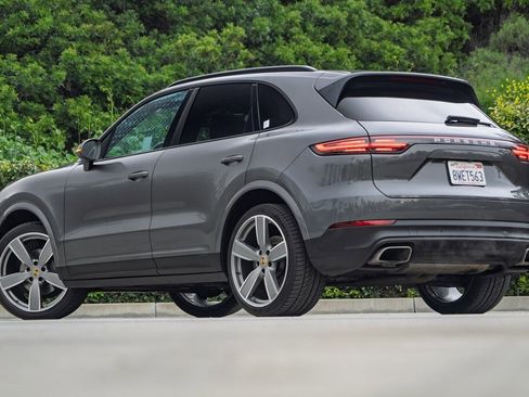 Used 2020 Porsche Cayenne image 2