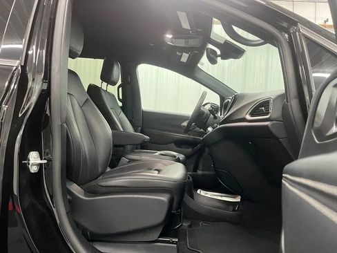 Used 2025 Chrysler Pacifica Select FWD image 24