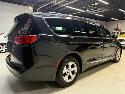 Used 2017 Chrysler Pacifica Touring-L Plus w/ Advanced Safetytec Group FWD image 11